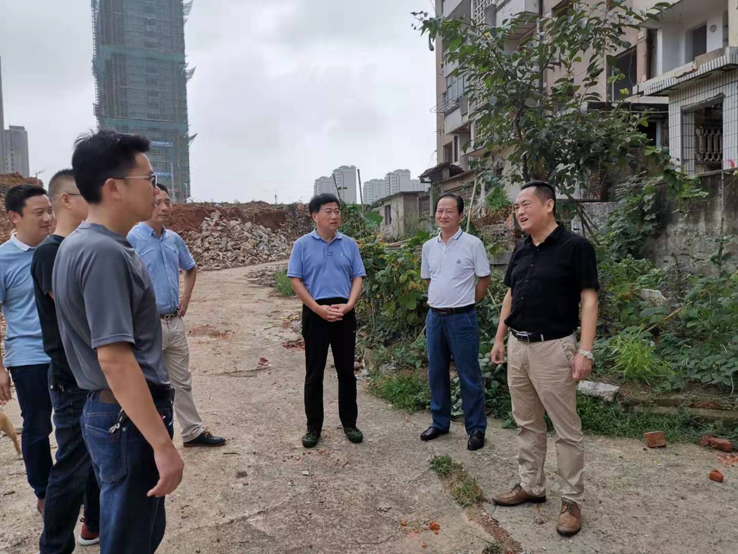 為加快方家沖、造紙廠和桂花園新安置區(qū)建設，2019年9月5日下，市城建集團總經(jīng)理衛(wèi)民陪同市政府副秘書長劉陳寅深入項目建設現(xiàn)場，調(diào)度推進安置區(qū)征遷工作.jpg