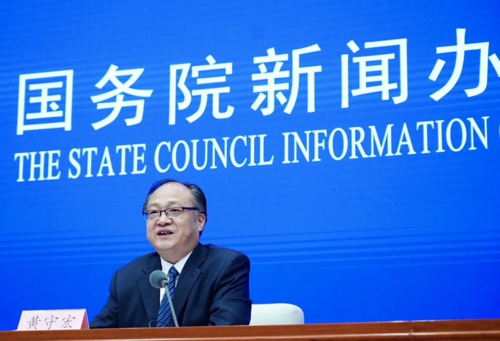 5月22日，國(guó)務(wù)院新聞辦邀請(qǐng)政府工作報(bào)告起草組負(fù)責(zé)人、國(guó)務(wù)院研究室主任黃守宏解讀政府工作報(bào)告有關(guān)情況。新華社記者　陳建力　攝
