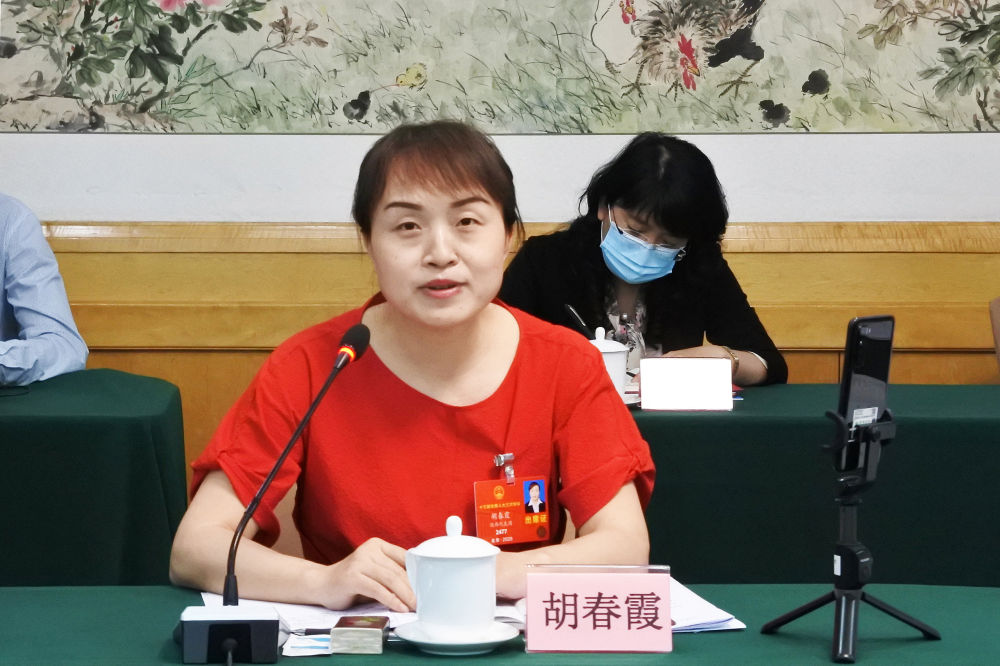 5月23日，全國(guó)人大代表胡春霞在參加分組審議政府工作報(bào)告時(shí)發(fā)言。新華社記者　吳雨　攝