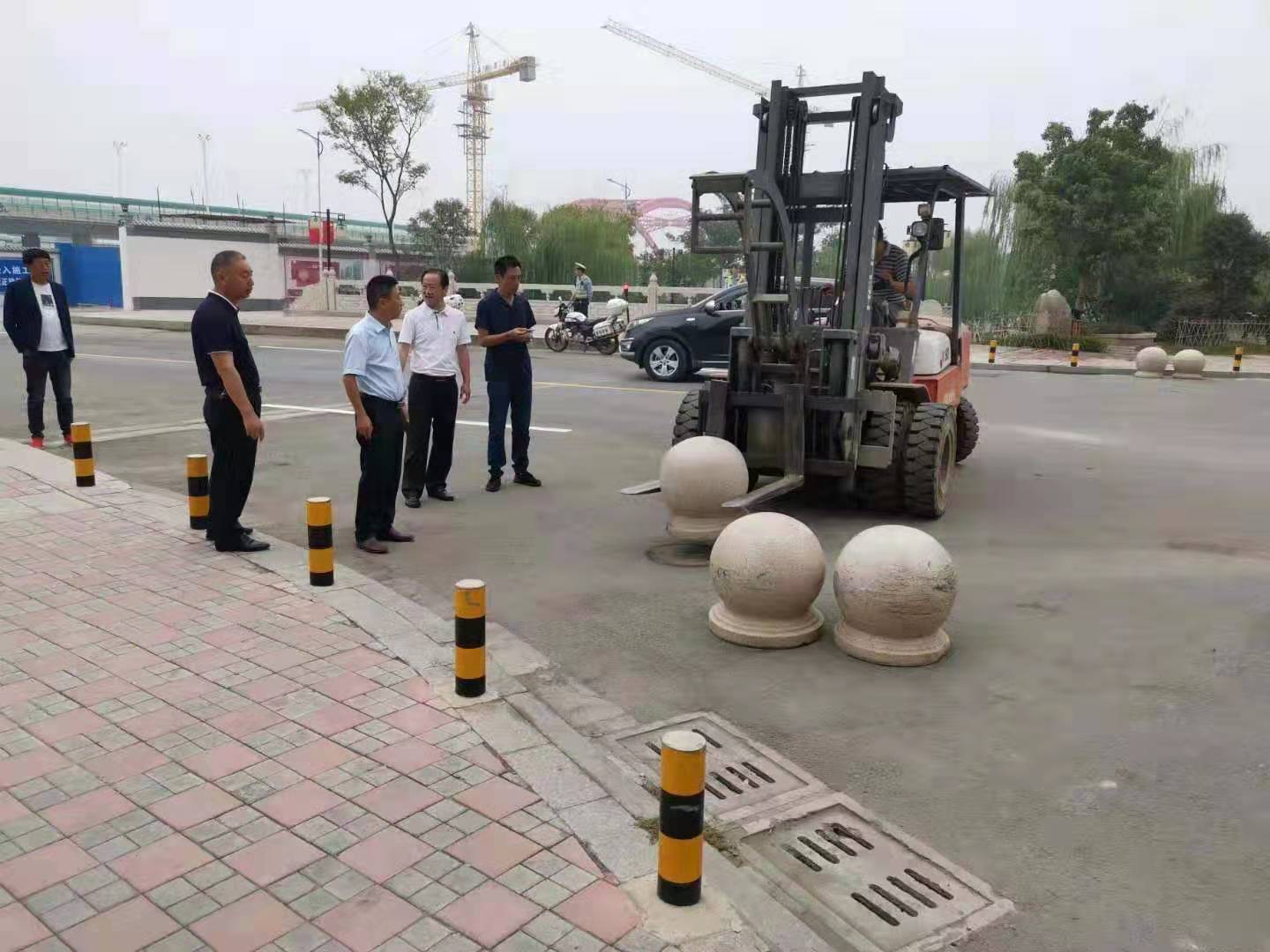 為向新中國成立七十周年獻禮，市城建集團攻堅克難，實現(xiàn)了北門棚改區(qū)域民生路10月1日零時順利通車。國慶假期，市城建集團堅持做好一線工作，在與交警部門共同做好民生路通車保障工作外，抓細(xì)節(jié)，抓落實，確保其他各項工作有序推進。.jpg